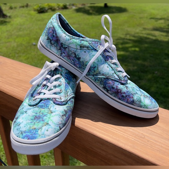 Women’s Vans; Size:9.5 - Picture 2 of 10